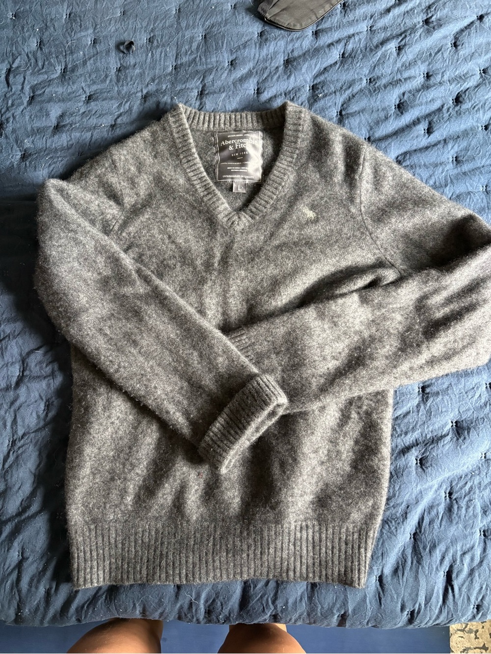 Abercrombie & Fitch women’s Gray V-Neck Sweater cashmere